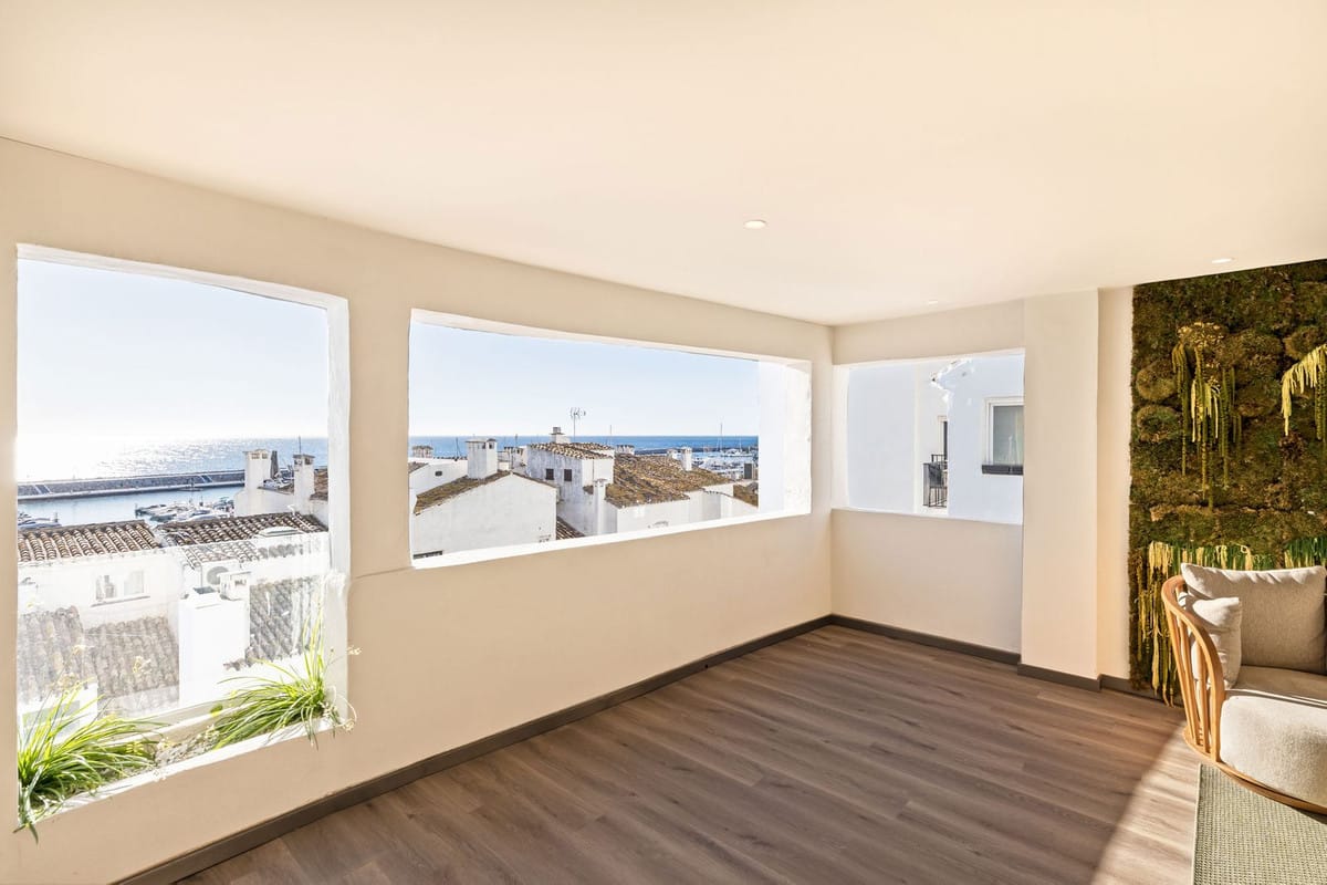 Top Floor Apartment in Puerto Banús