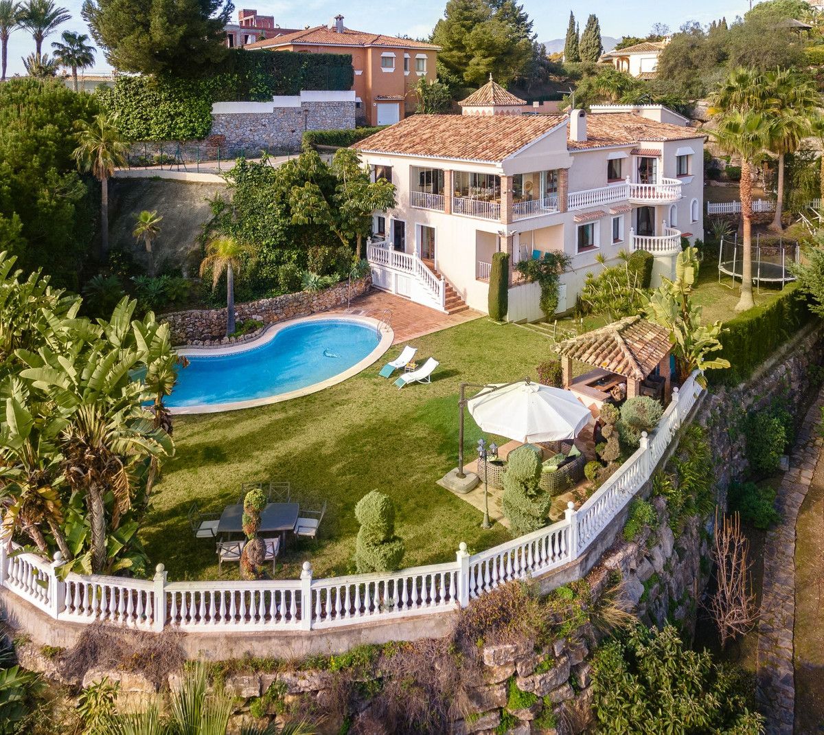 Detached Villa in El Paraiso