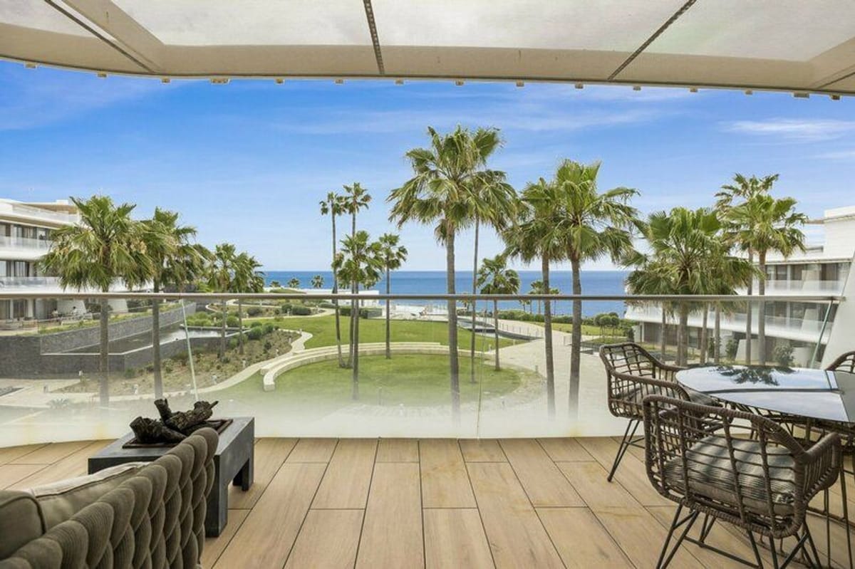 Beachfront Apartment with Panoramic Views
