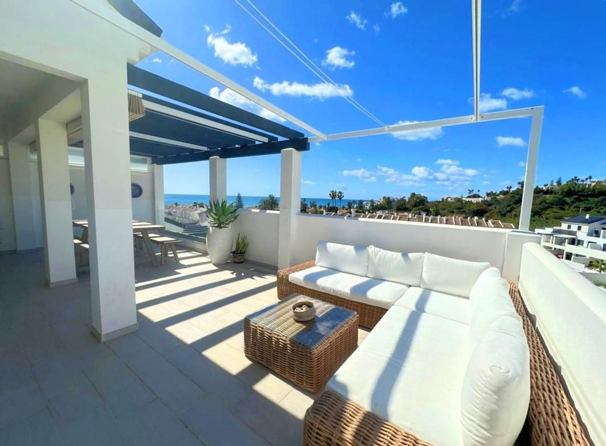 Beachside Penthouse with Panoramic Sea Views