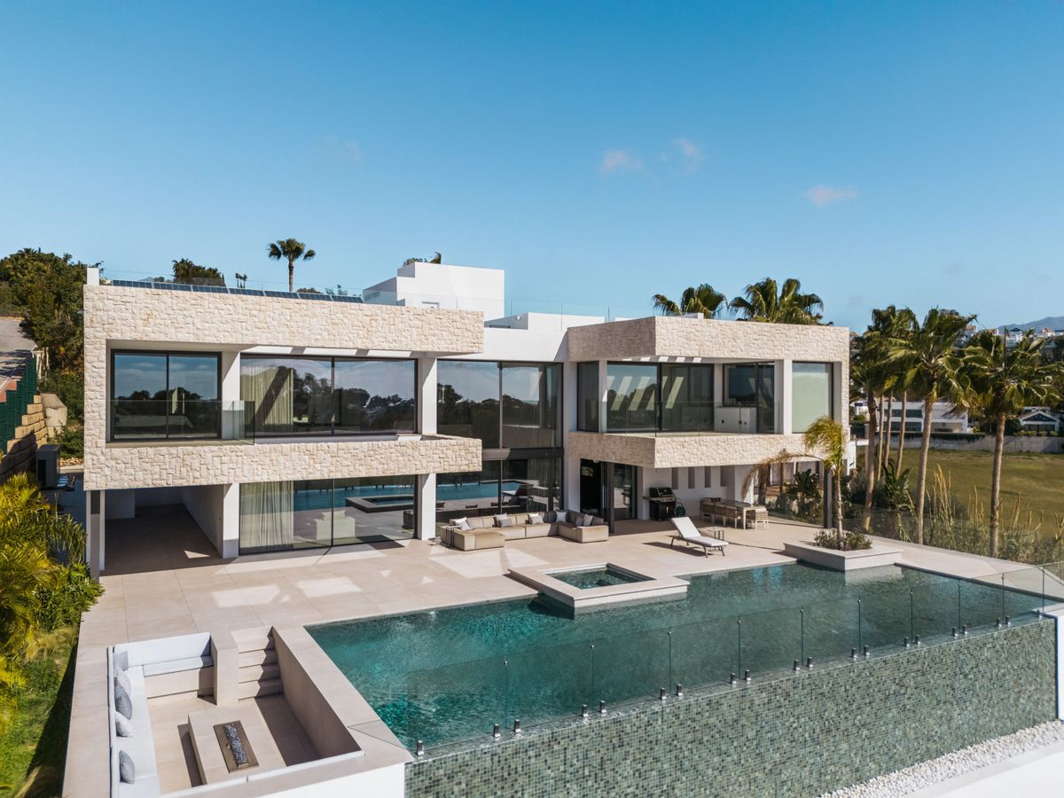 Modern Luxury Villa with Panoramic Views