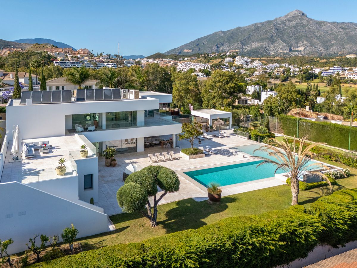 Contemporary Villa with Panoramic Views