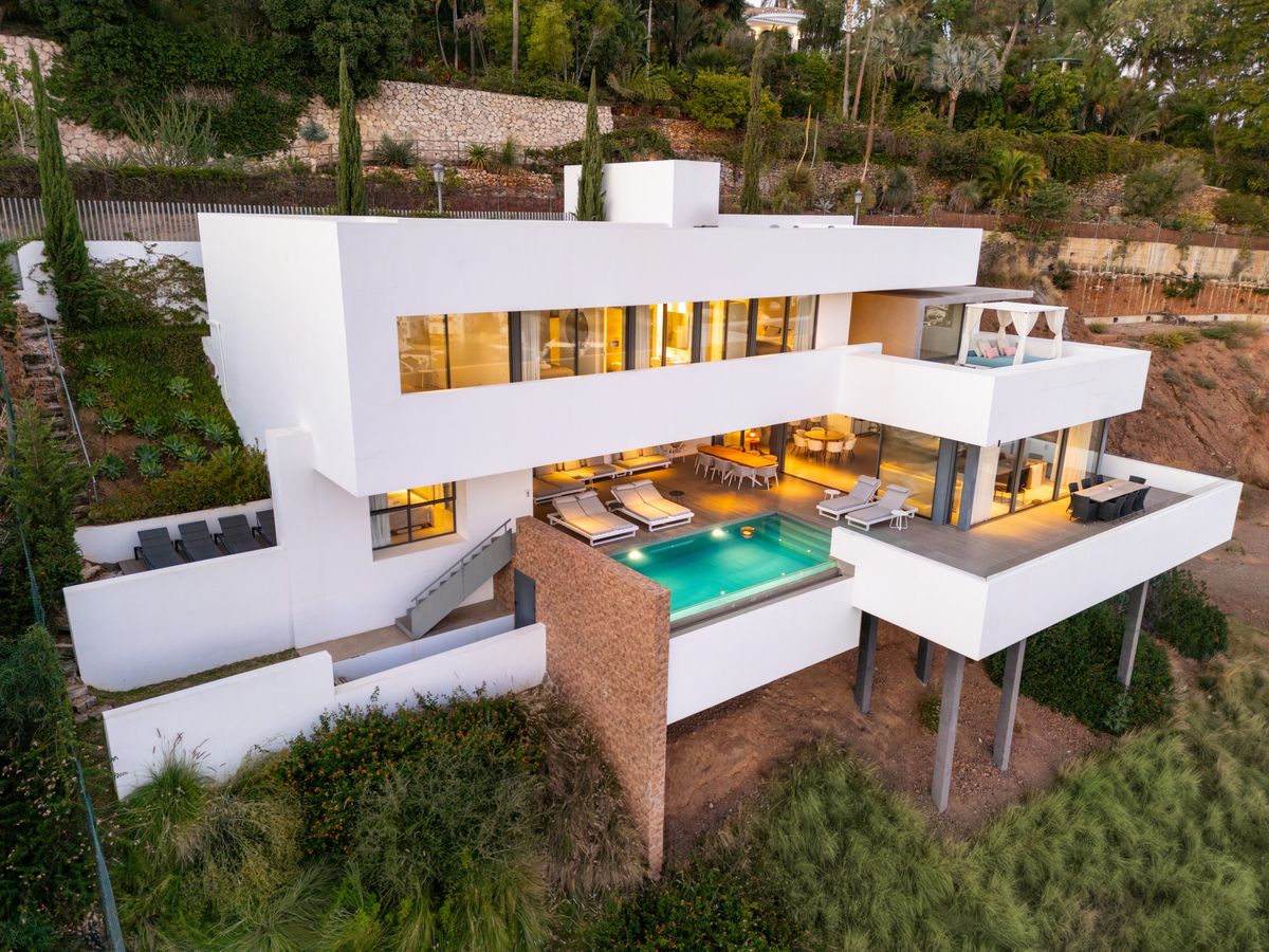 Modern Villa with Panoramic Sea Views
