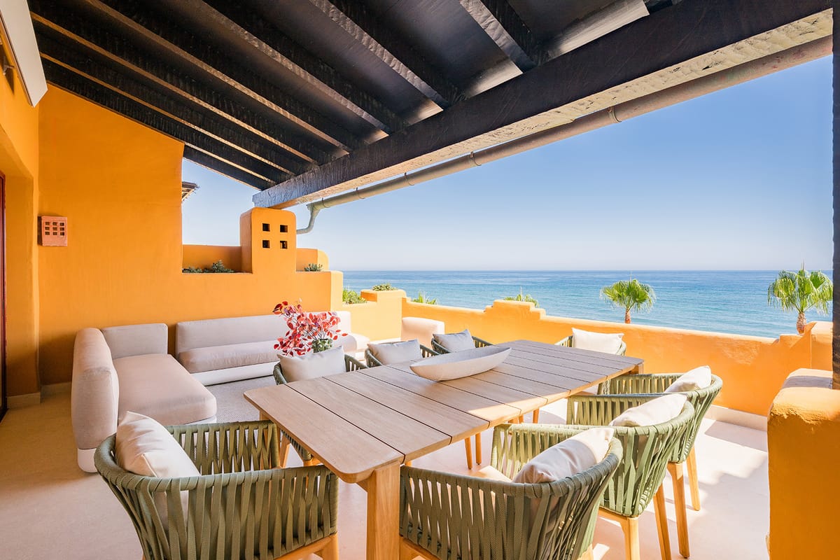 Beachfront Apartment with Panoramic Sea Views