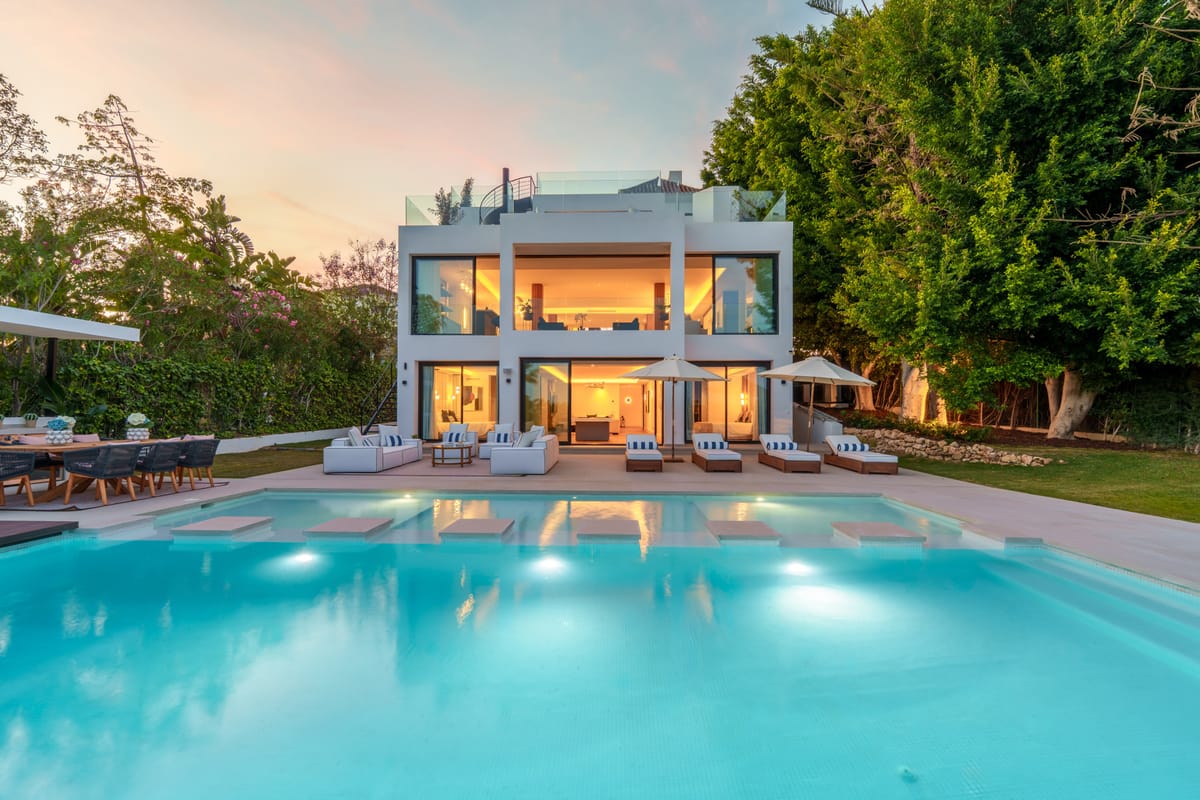 Luxury Villa with Infinity Pool
