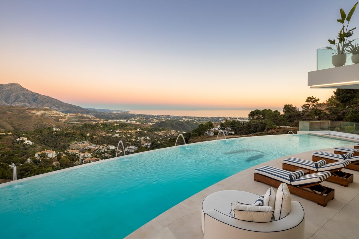 Luxury Curved Mansion in La Zagaleta