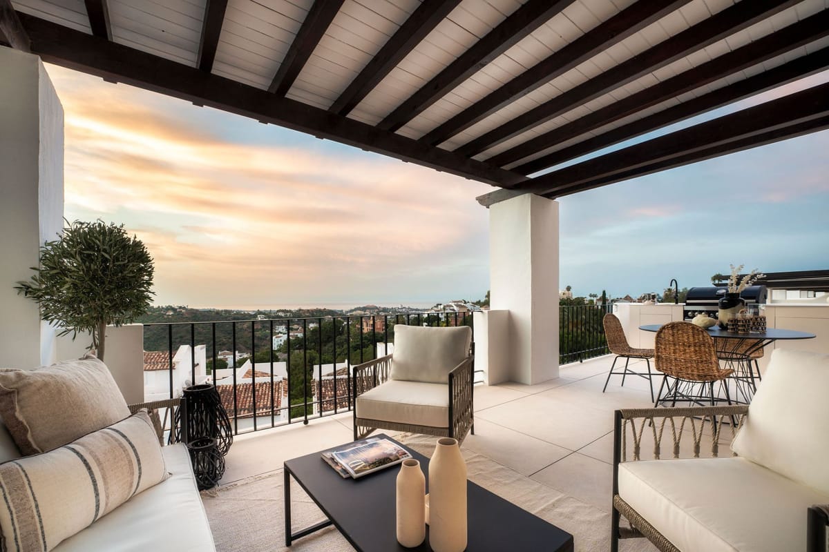 Renovated Top Floor Apartment