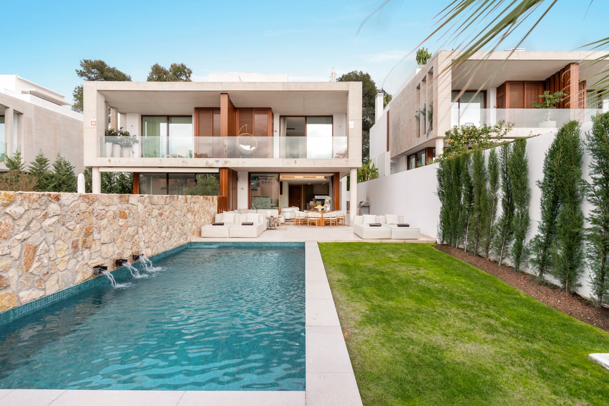 EXCLUSIVE VILLA WITH PRIVATE POOL, JACUZZI &amp; OUTDOOR CINEMA ON MARBELLA’S GOLDEN MILE
