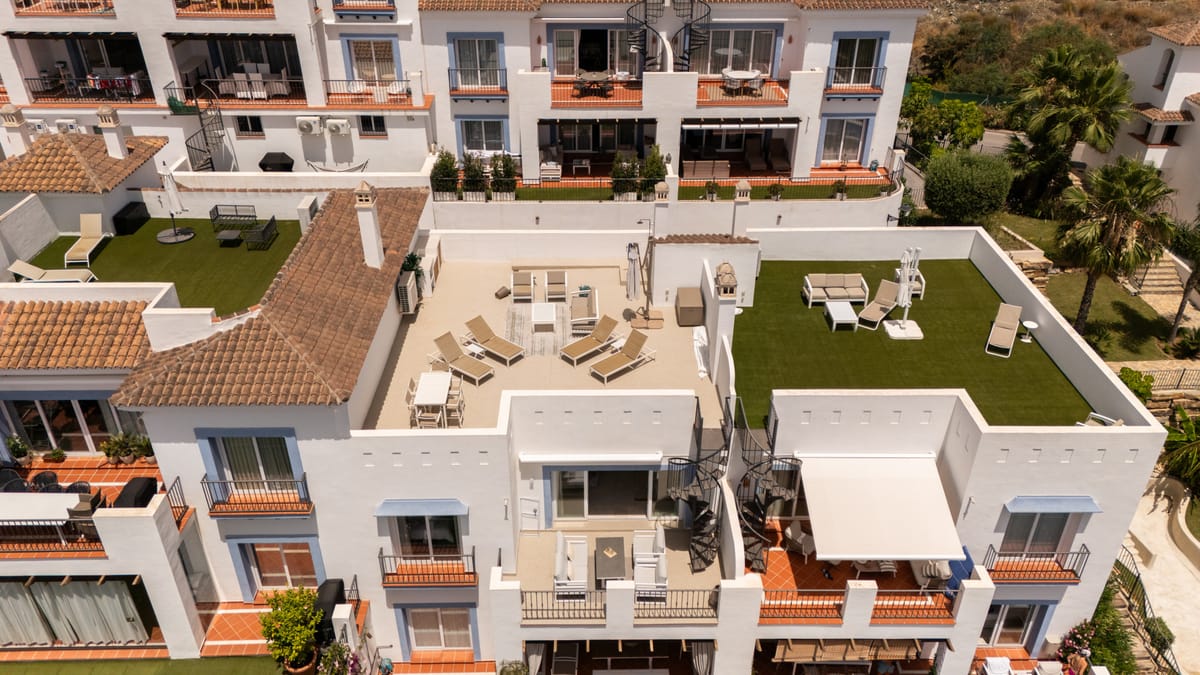 Stunning 2-bedroom penthouse in Paraiso Pueblo, Benahavís, offering panoramic sea views, a 100m² rooftop solarium, luxury resort-style amenities