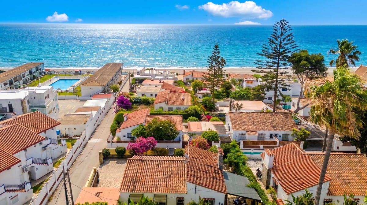 Beachfront house in Jardin Tropical, Manilva, just 100 metres from the sea!!!
