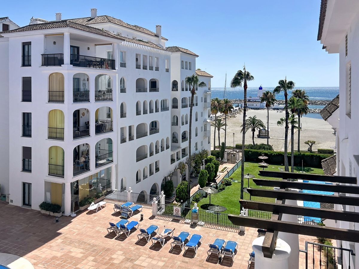 Beachfront Apartment with Tourist Licence in Puerto de la Duquesa