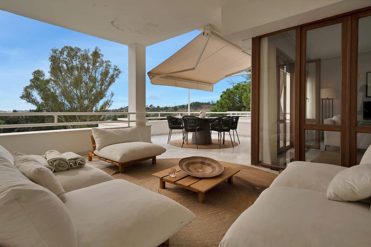 Recently renovated, west-facing middle-floor apartment within the exclusive gated community