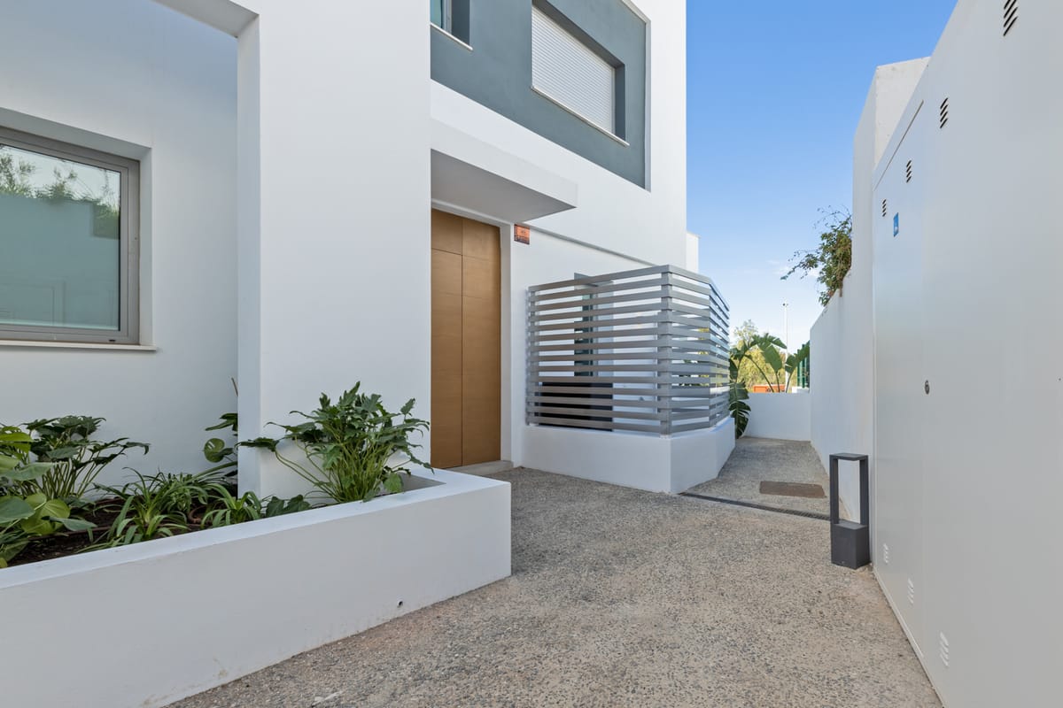 Luxury Corner Villa in Treetops, San Pedro de Alcántara – Private Garden, Jacuzzi &amp; Panoramic Valley Views