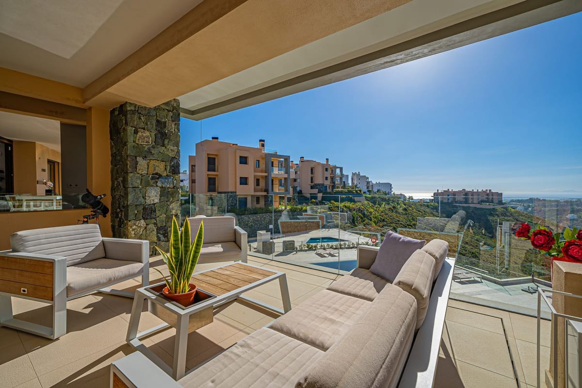 Modern Apartment with Panoramic Views