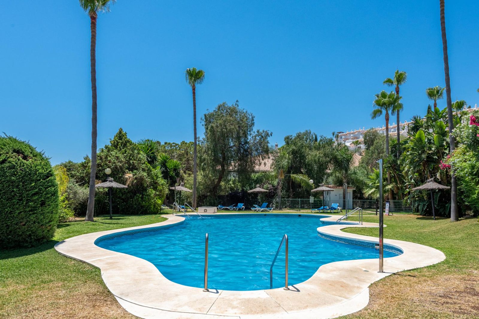 Middle Floor Apartment in Calahonda