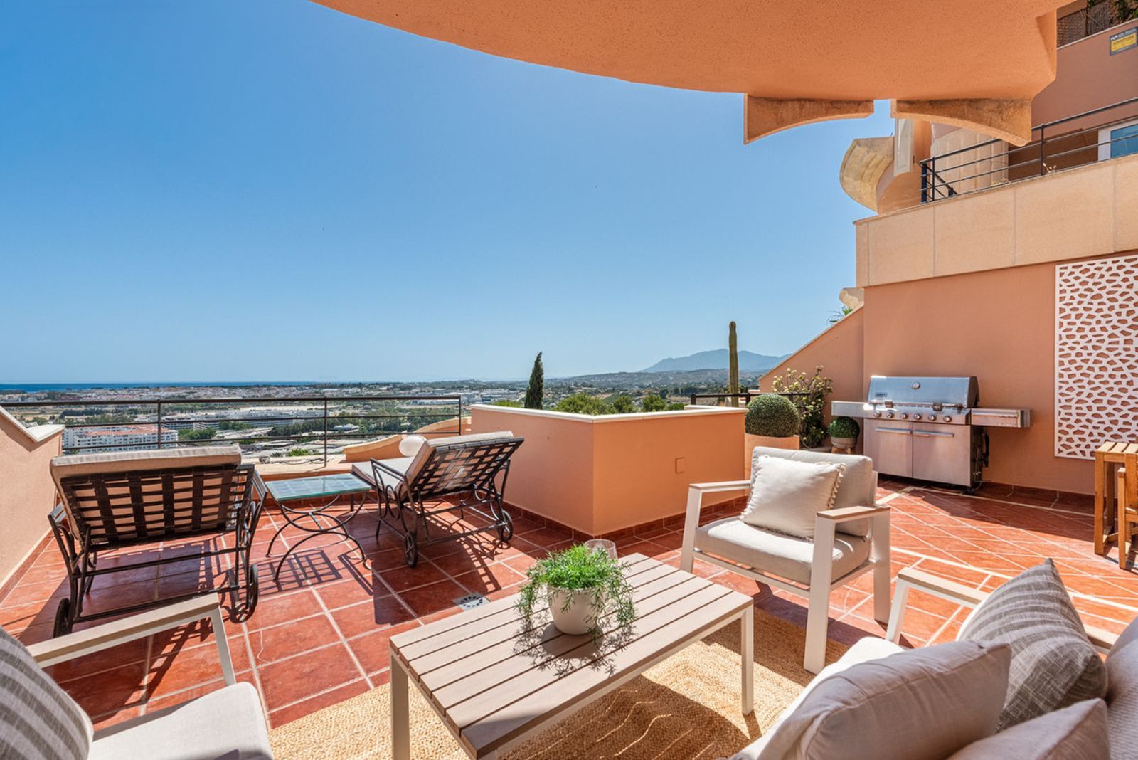 Middle Floor Apartment in Nueva Andalucía