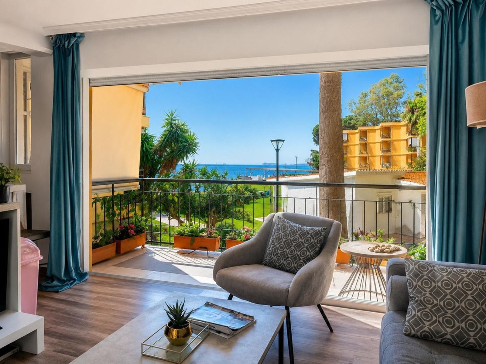 Middle Floor Apartment in Estepona