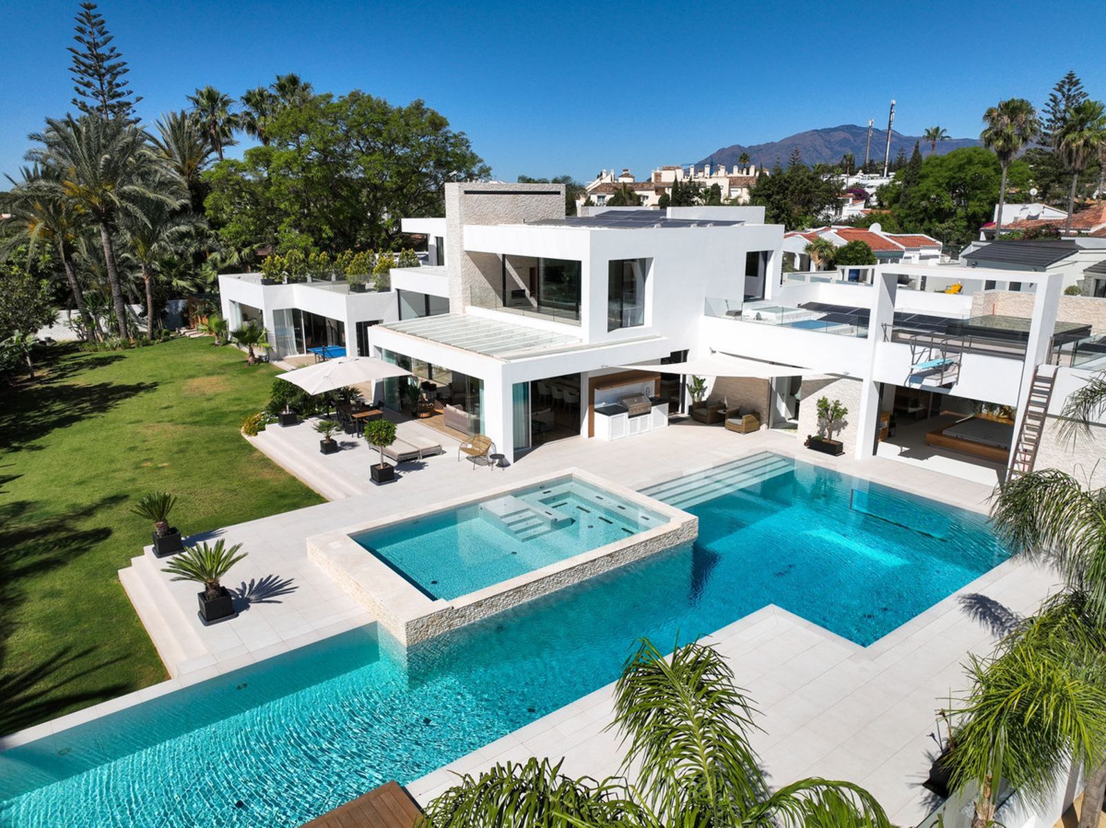 Detached Villa in El Paraiso