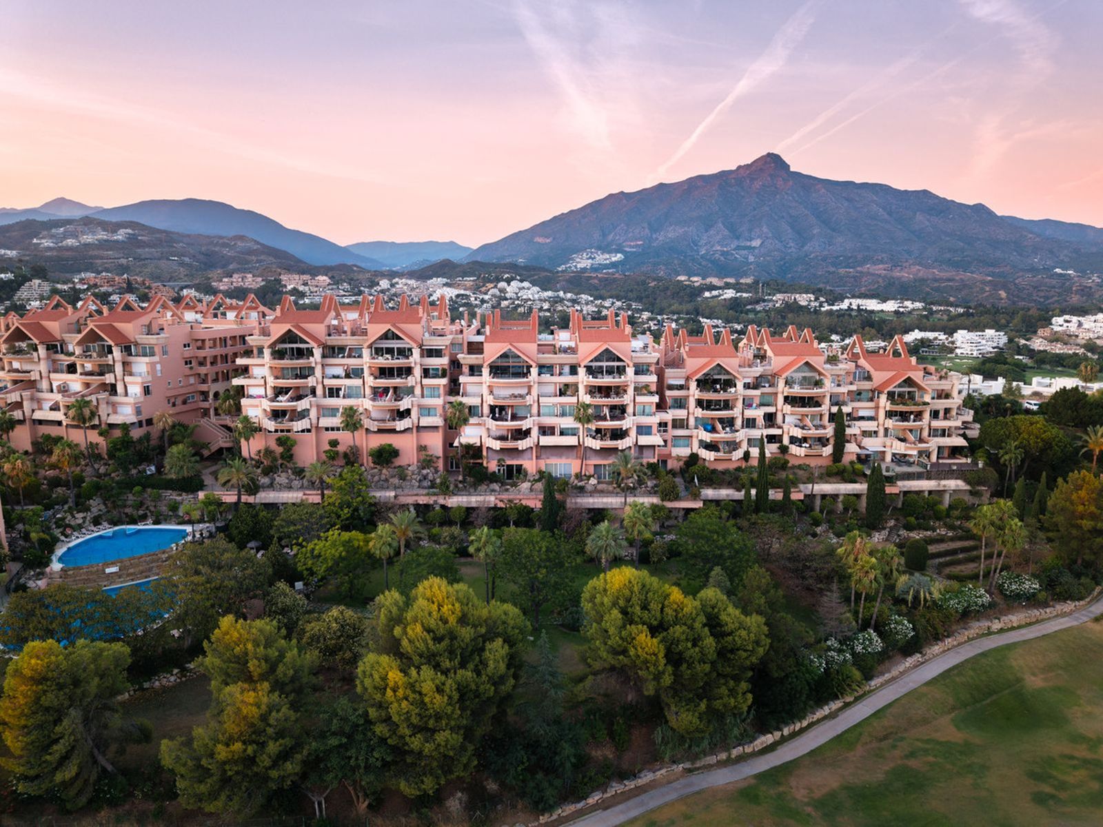 Top Floor Apartment in Nueva Andalucía