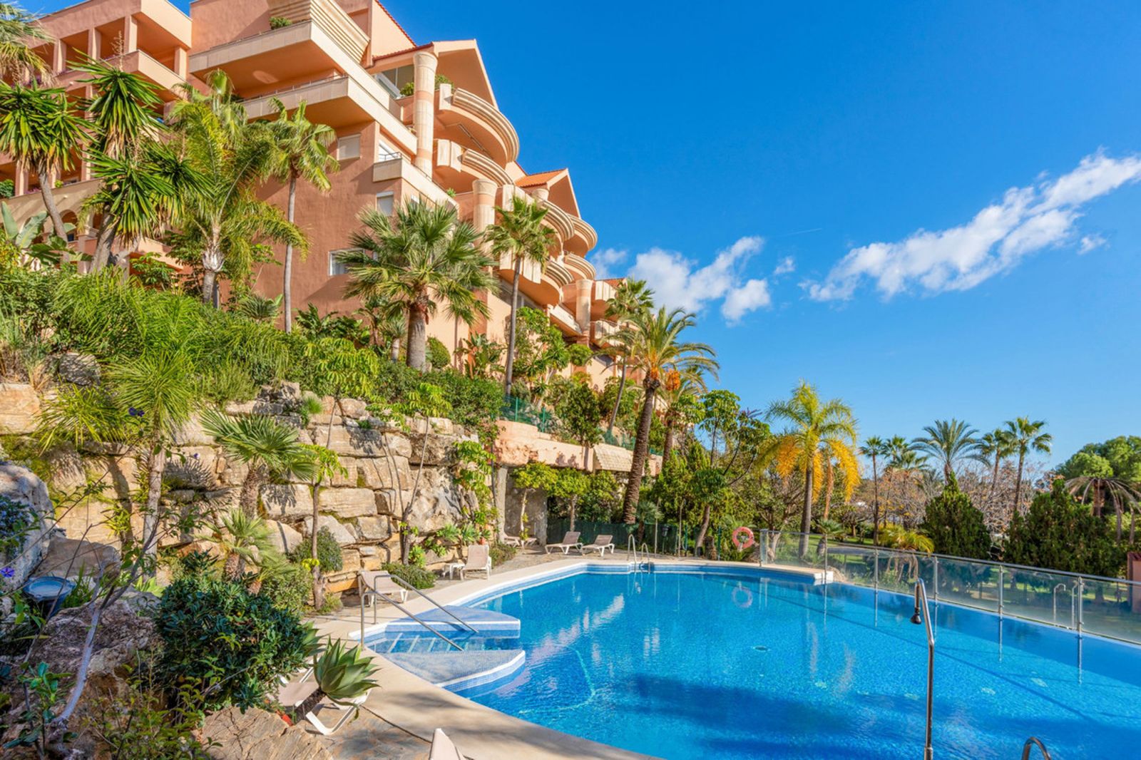Middle Floor Apartment in Nueva Andalucía