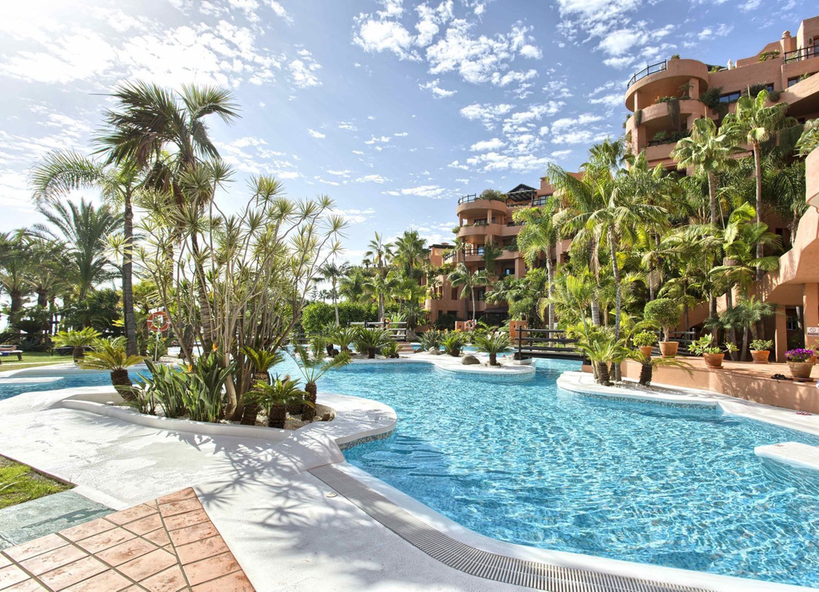 Middle Floor Apartment in New Golden Mile