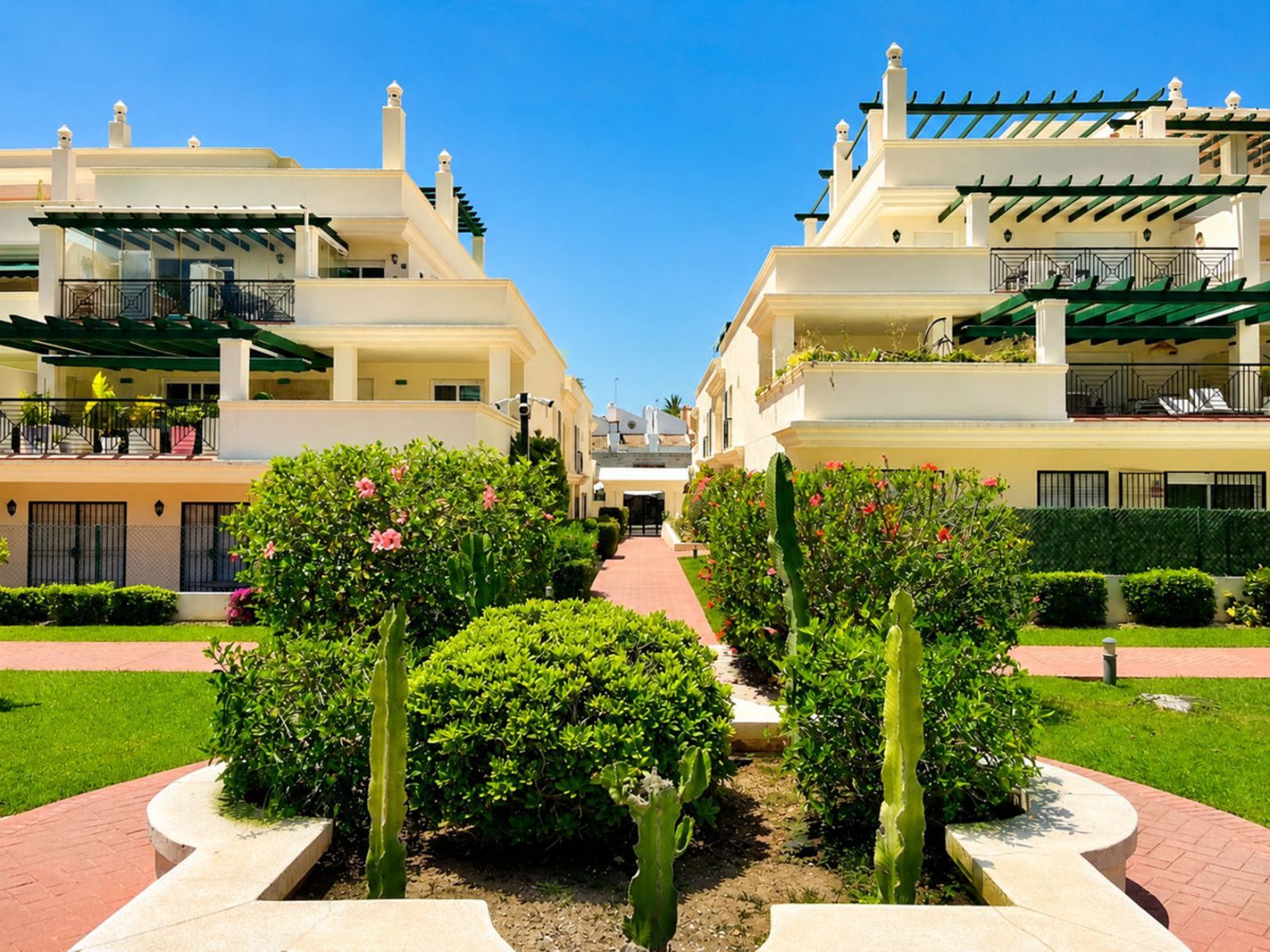 Top Floor Apartment in Nueva Andalucía