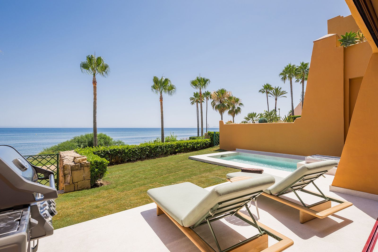 Beachfront Apartment with Panoramic Sea Views