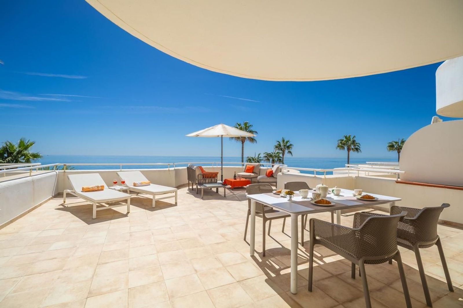 Beachfront Apartment with Panoramic Views