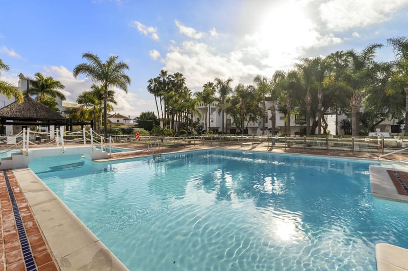Middle Floor Apartment in The Golden Mile
