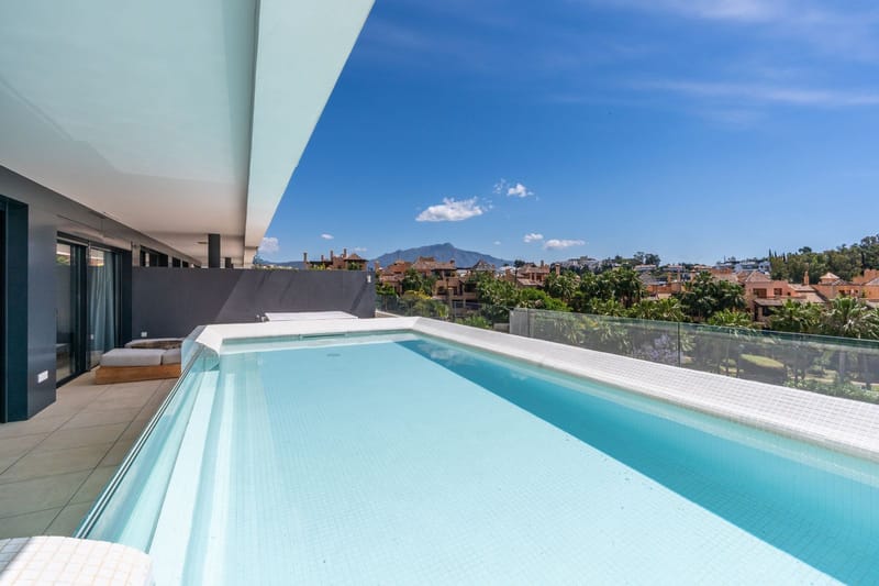 Middle Floor Apartment in Estepona