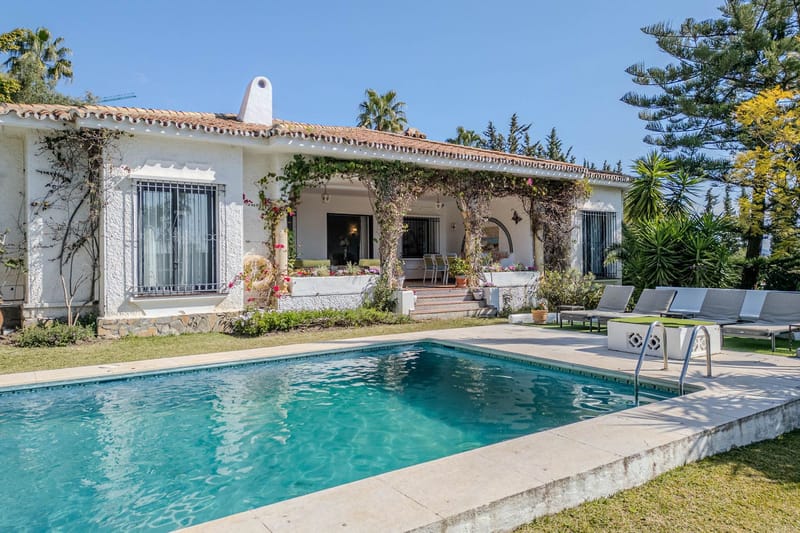 Detached Villa in El Paraiso