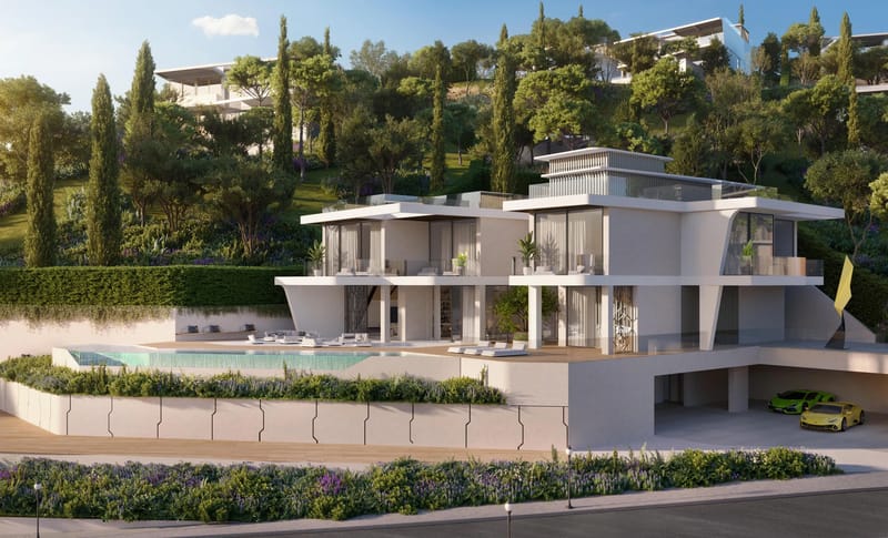 Një ndërtesë apartamentesh me ndërtim të ri në Costa del Sol, e parë nga anash, me tarracat që shikojnë mbi plazh