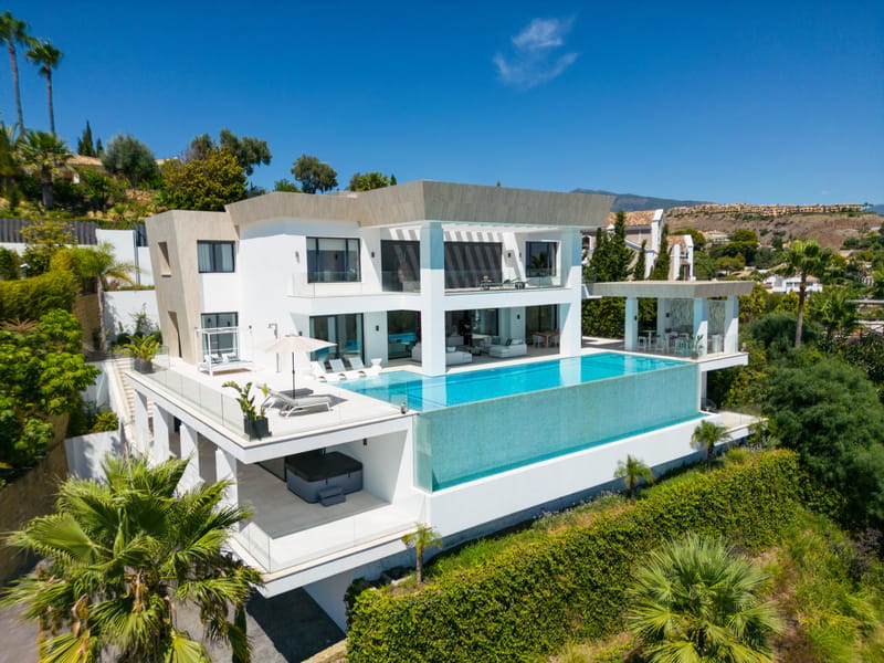 Modern Villa with Panoramic Views