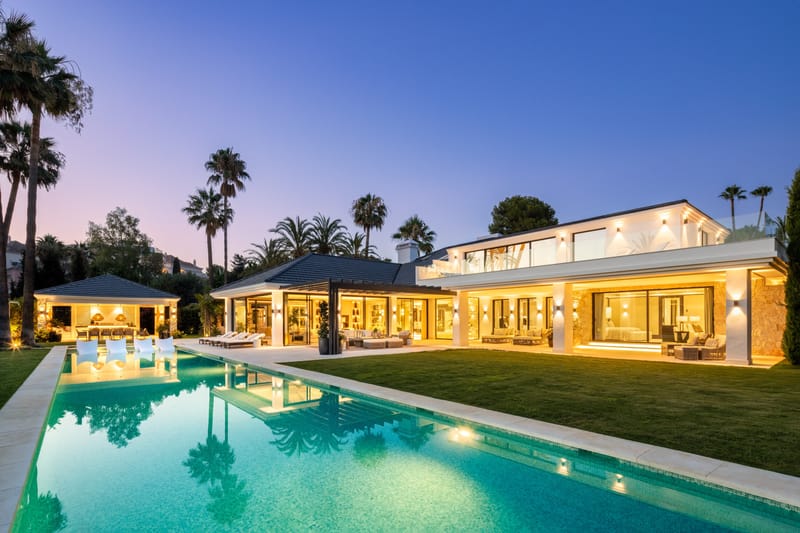 Frontline Golf Villa in Nueva Andalucía