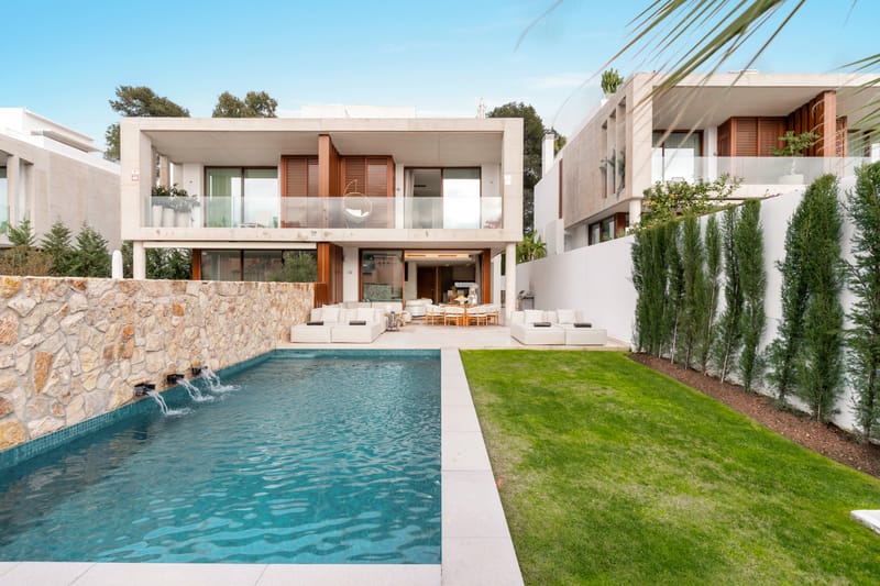 EXCLUSIVE VILLA WITH PRIVATE POOL, JACUZZI & OUTDOOR CINEMA ON MARBELLA’S GOLDEN MILE