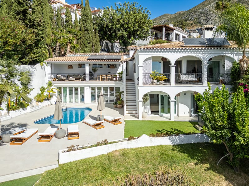 Semi-detached house with amazing viewings