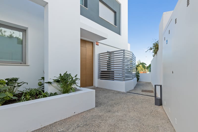 Luxury Corner Villa in Treetops, San Pedro de Alcántara – Private Garden, Jacuzzi &amp; Panoramic Valley Views