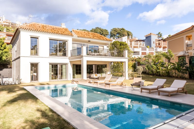 Refined contemporary residence set within the prestigious Los Arqueros community in Benahavís