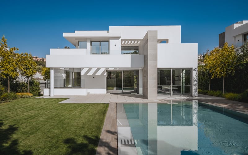 Elegant Contemporary Villa with 5 En-Suite Bedrooms in El Paraíso, New Golden Mile, Marbella