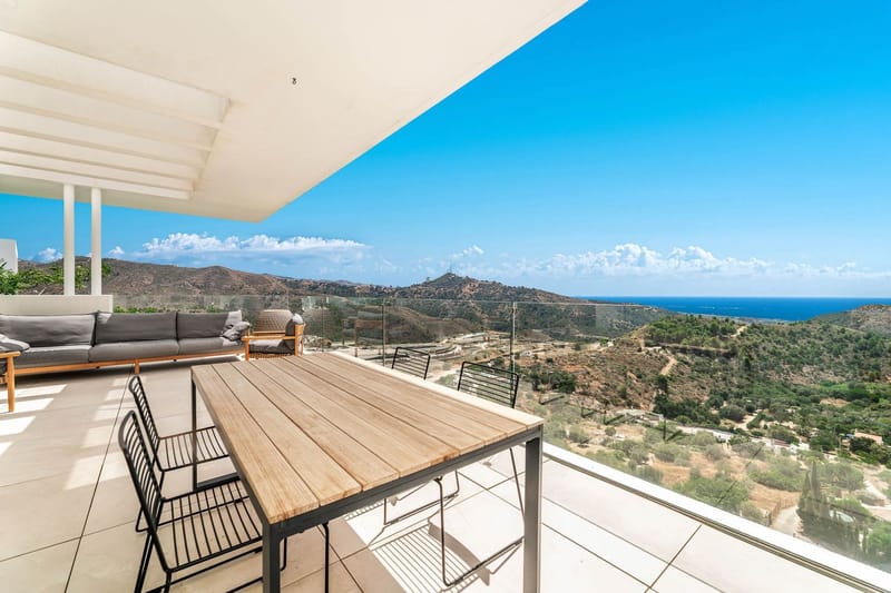 Contemporary Apartment with Panoramic Views
