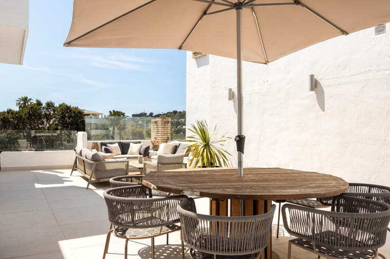 Charming and private duplex apartment located in the heart of Nueva Andalucía’s prestigious Golf Valley