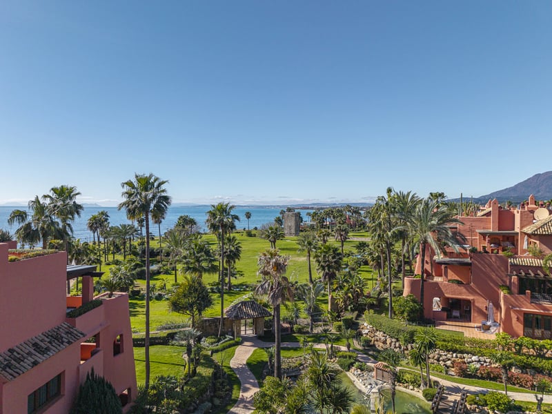 Beachfront Duplex Penthouse with Rooftop Terrace