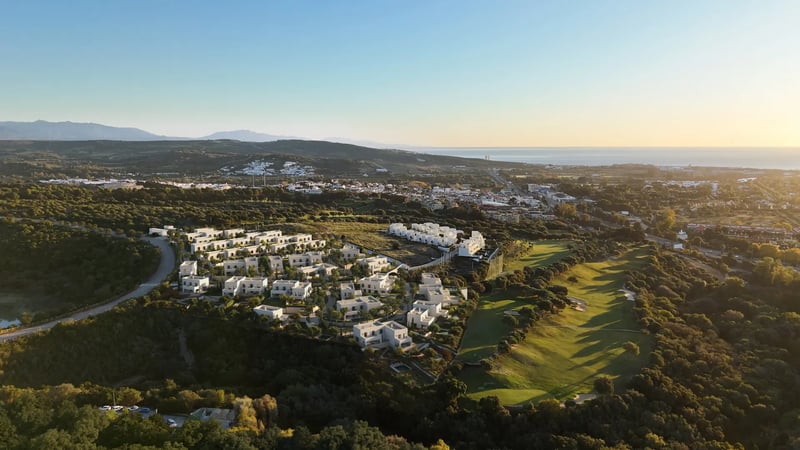 Villas with Private Pools Next to the Golf Course